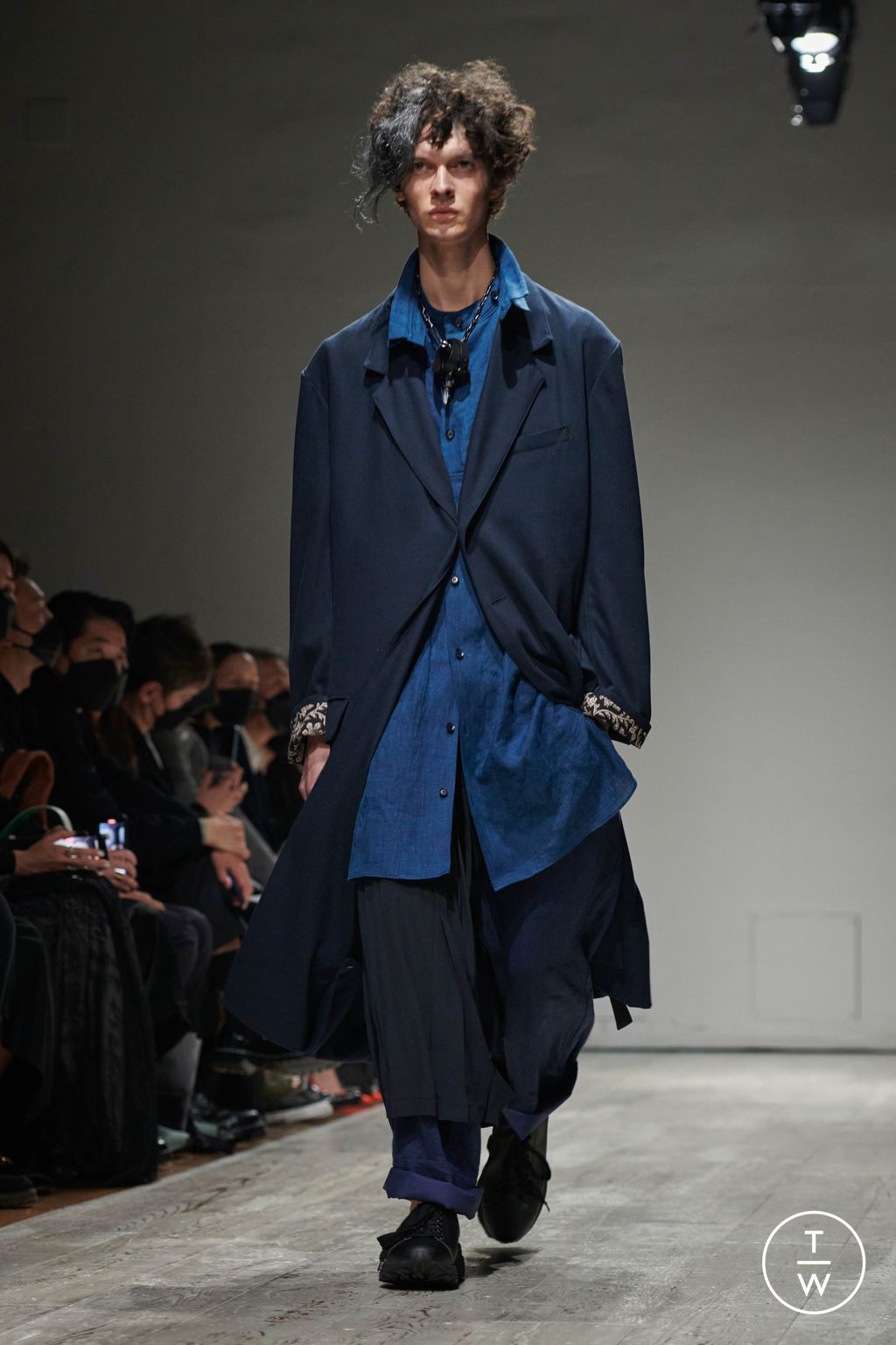Fashion Week Paris Spring/Summer 2023 look 15 from the Yohji Yamamoto collection menswear