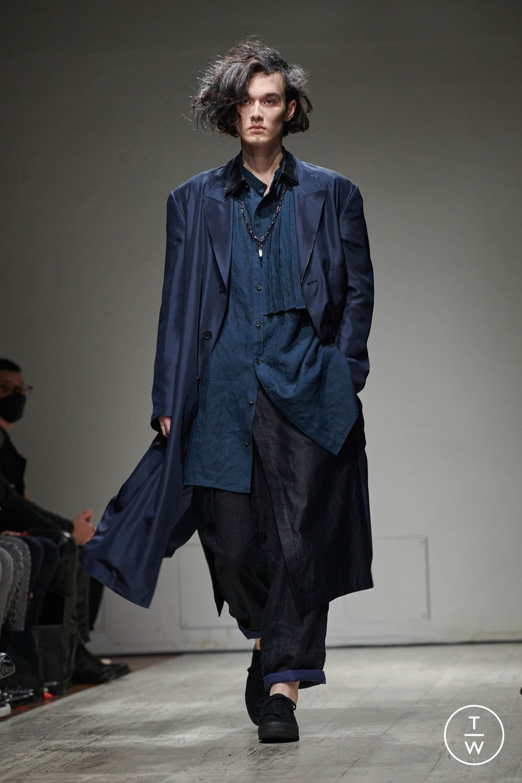 Fashion Week Paris Spring/Summer 2023 look 16 de la collection Yohji Yamamoto menswear