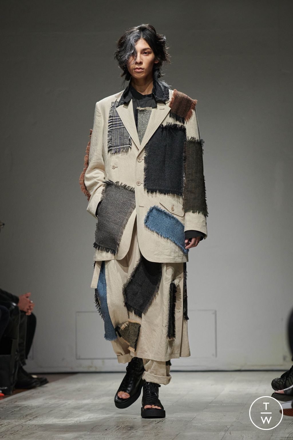Fashion Week Paris Spring/Summer 2023 look 17 de la collection Yohji Yamamoto menswear
