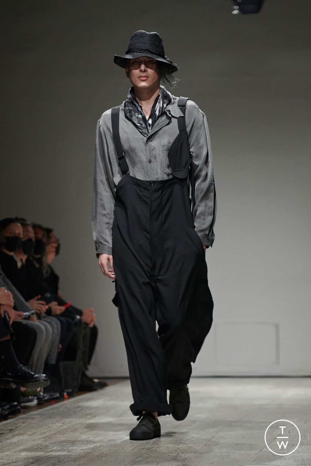Fashion Week Paris Spring/Summer 2023 look 20 from the Yohji Yamamoto collection menswear