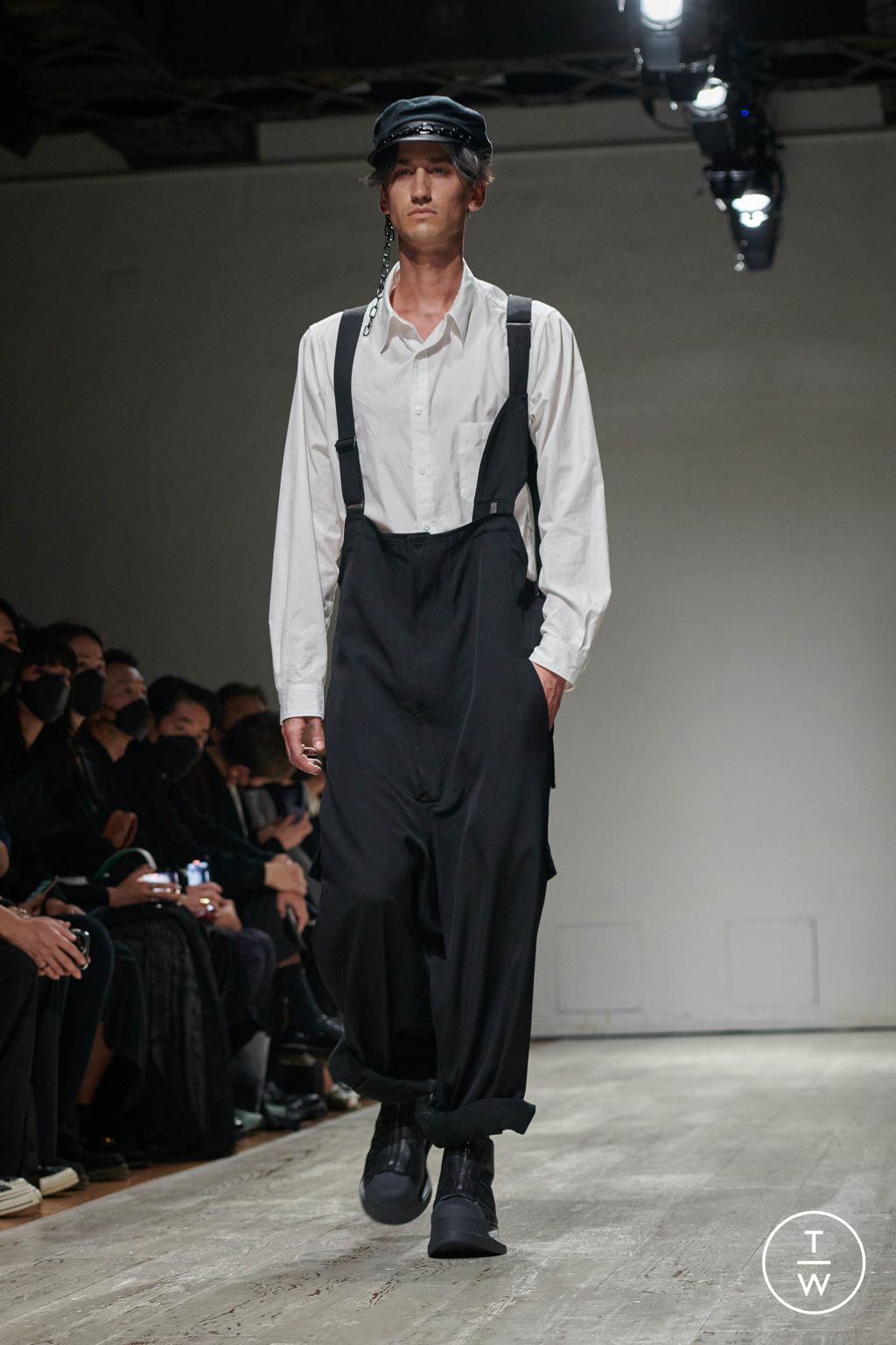Fashion Week Paris Spring/Summer 2023 look 21 from the Yohji Yamamoto collection menswear