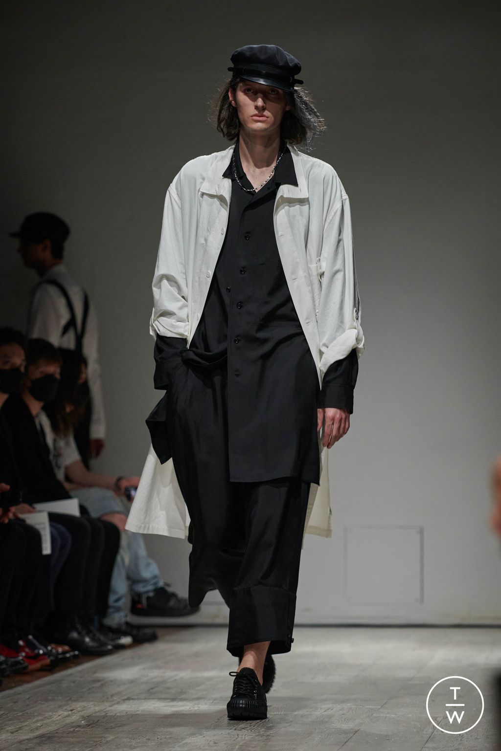 Fashion Week Paris Spring/Summer 2023 look 22 de la collection Yohji Yamamoto menswear