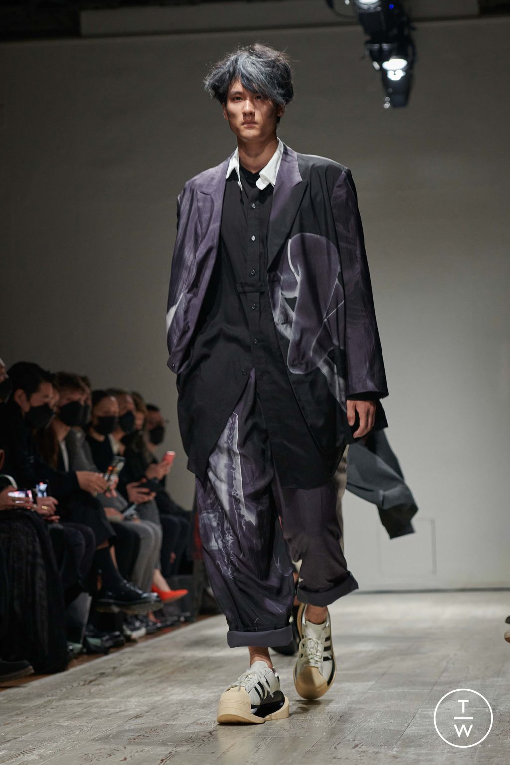 Fashion Week Paris Spring/Summer 2023 look 28 from the Yohji Yamamoto collection menswear