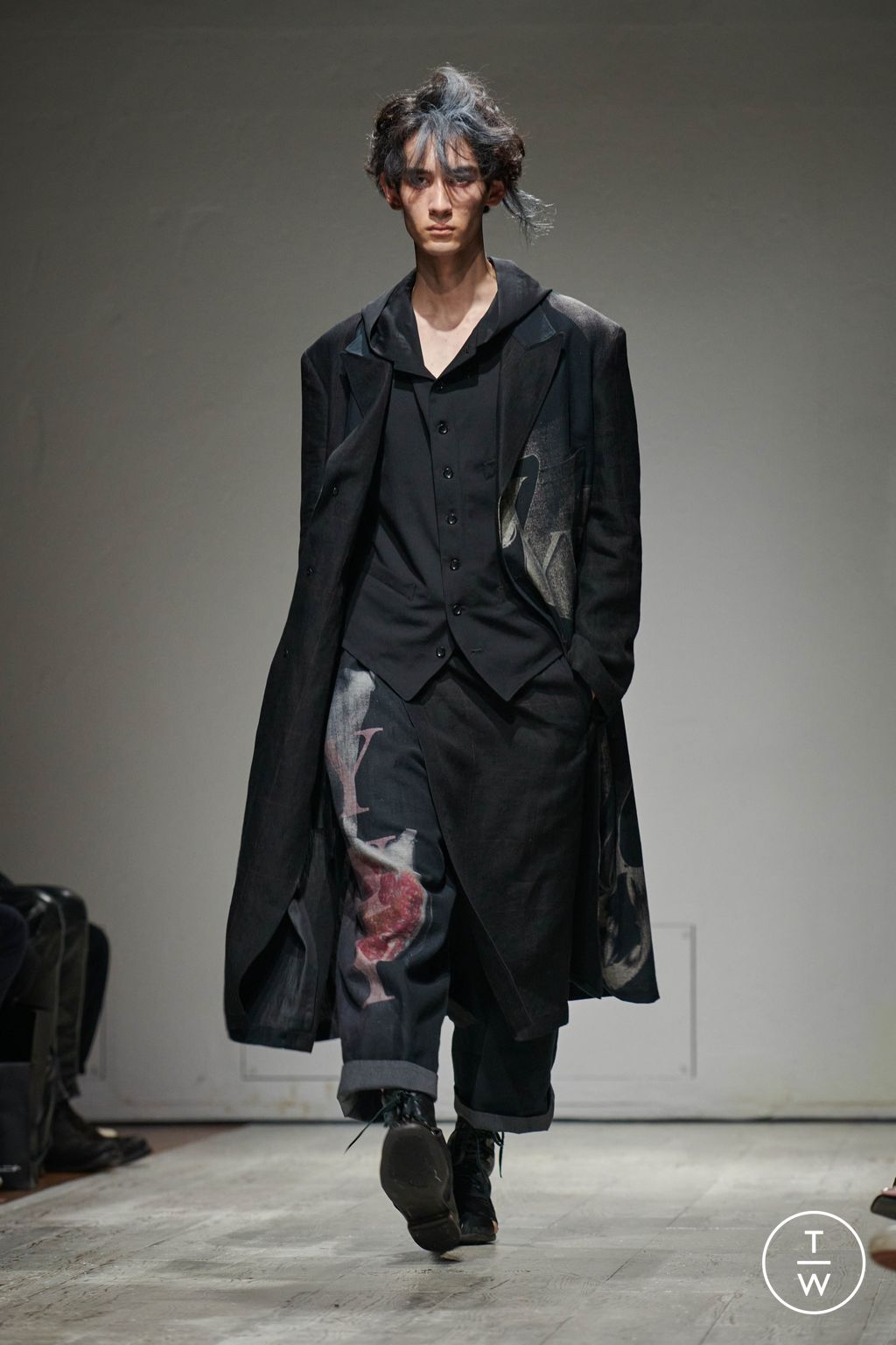 Fashion Week Paris Spring/Summer 2023 look 29 from the Yohji Yamamoto collection menswear