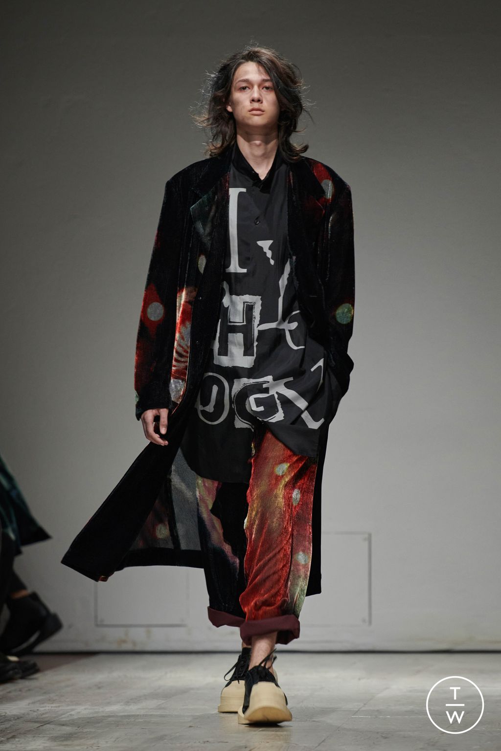 Fashion Week Paris Spring/Summer 2023 look 31 de la collection Yohji Yamamoto menswear