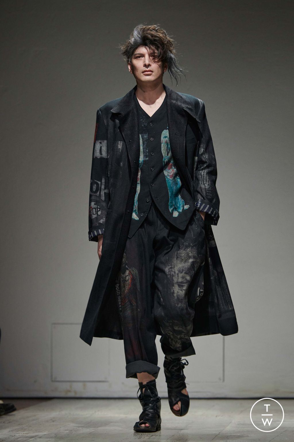 Fashion Week Paris Spring/Summer 2023 look 32 from the Yohji Yamamoto collection menswear