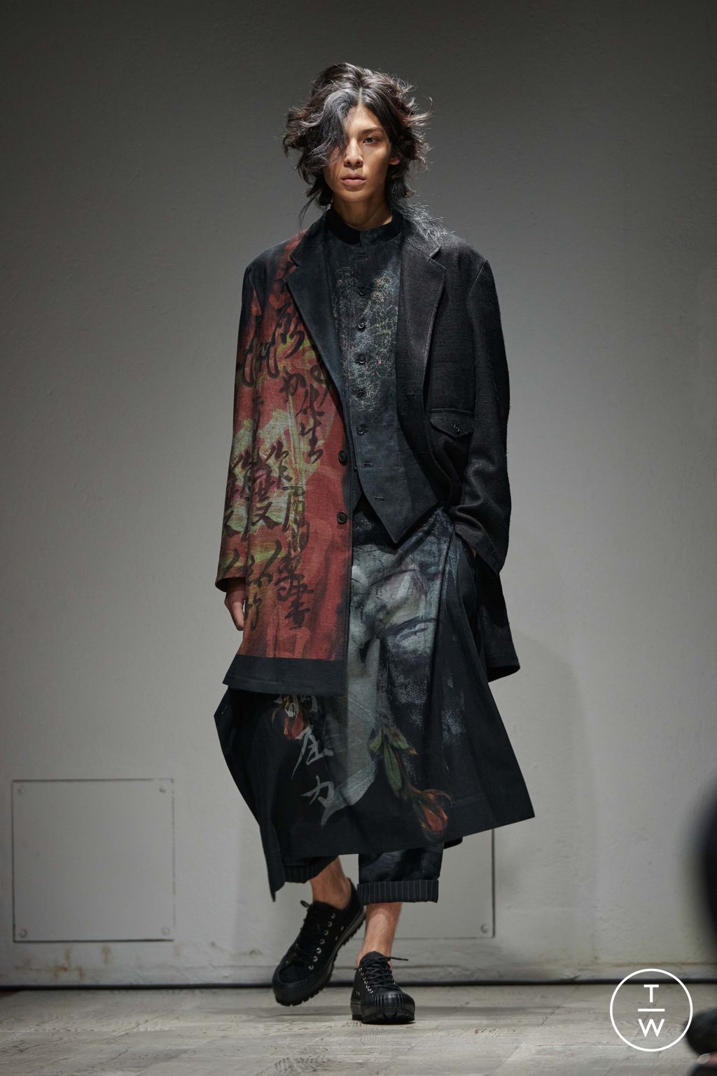 Fashion Week Paris Spring/Summer 2023 look 34 de la collection Yohji Yamamoto menswear