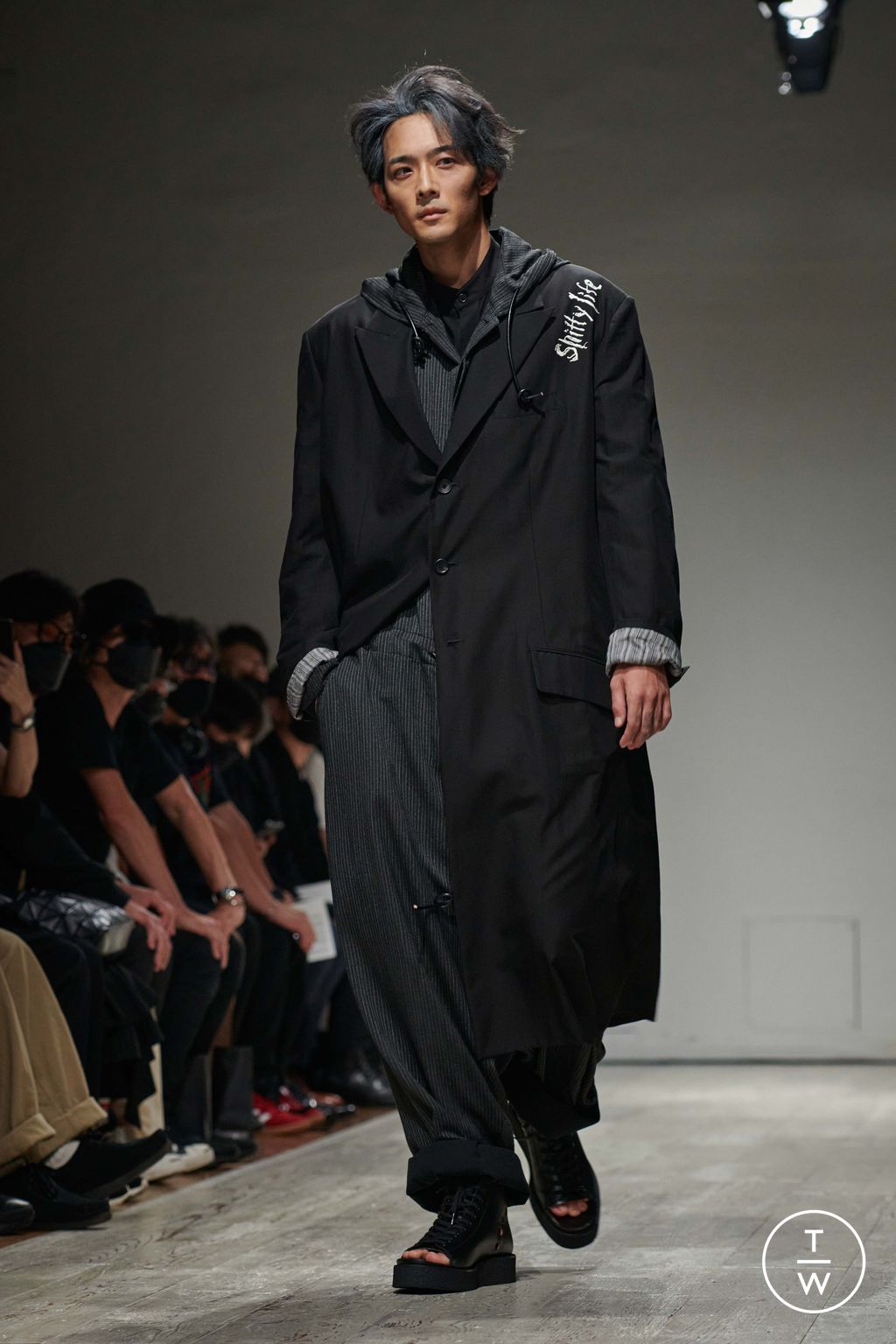 Fashion Week Paris Spring/Summer 2023 look 35 de la collection Yohji Yamamoto menswear