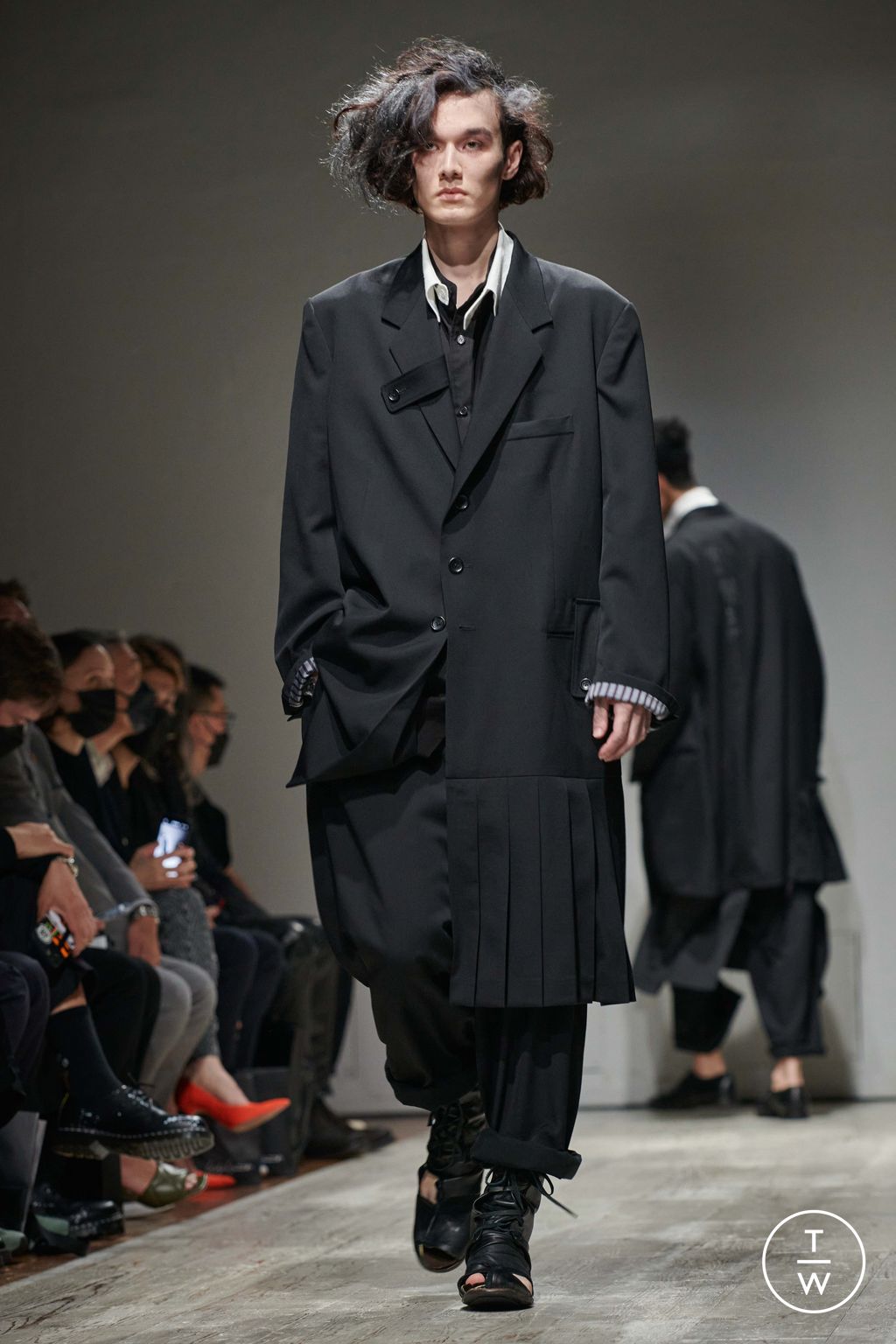 Fashion Week Paris Spring/Summer 2023 look 37 from the Yohji Yamamoto collection menswear