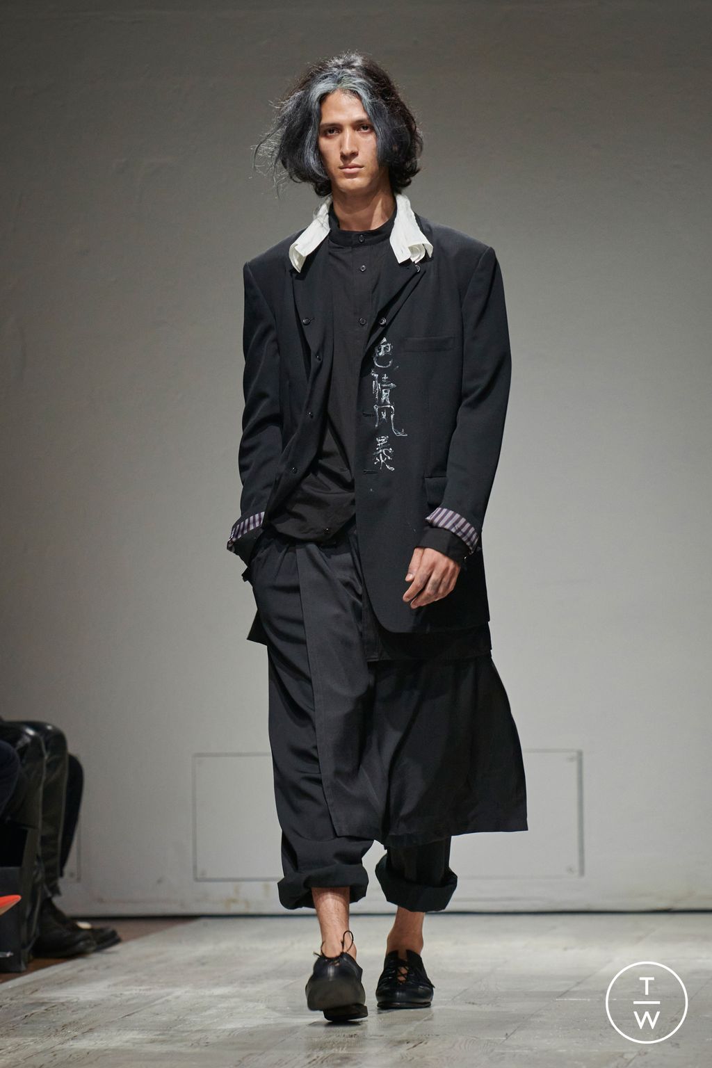 Fashion Week Paris Spring/Summer 2023 look 39 from the Yohji Yamamoto collection 男装