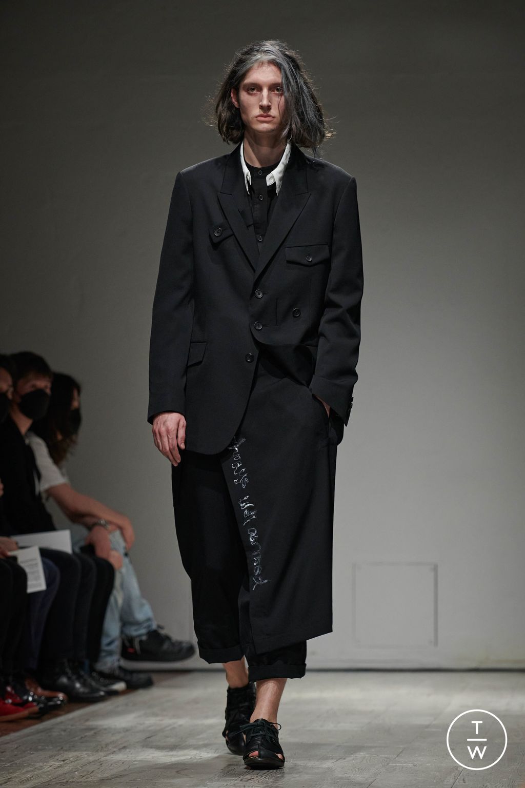 Fashion Week Paris Spring/Summer 2023 look 40 from the Yohji Yamamoto collection menswear