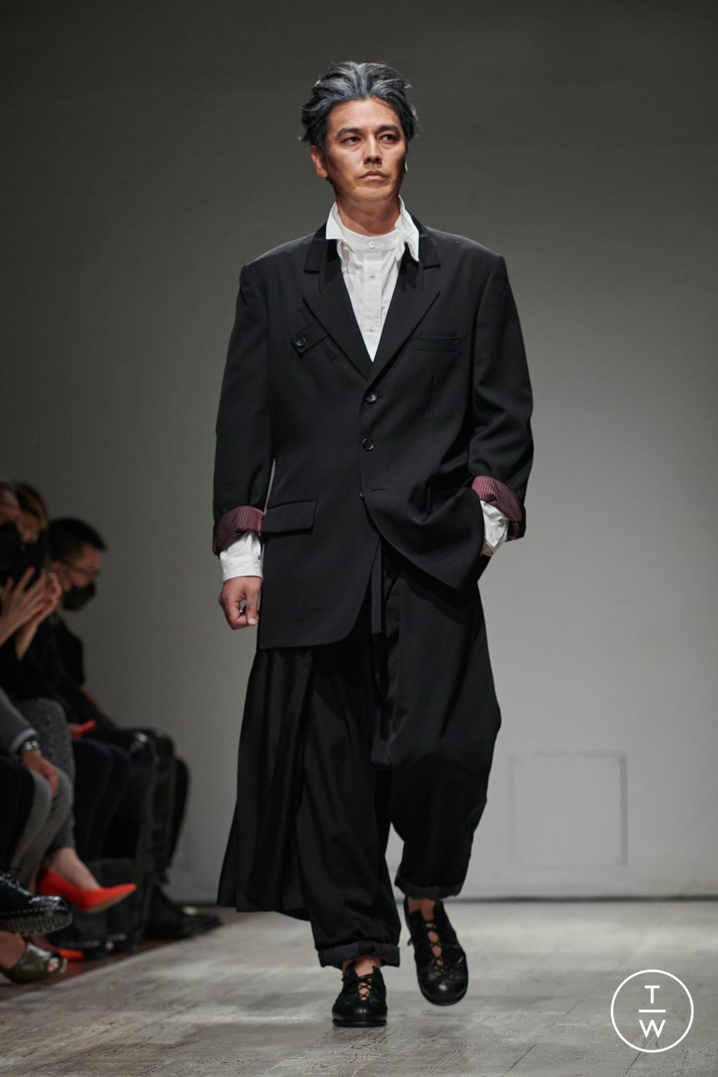 Fashion Week Paris Spring/Summer 2023 look 41 de la collection Yohji Yamamoto menswear