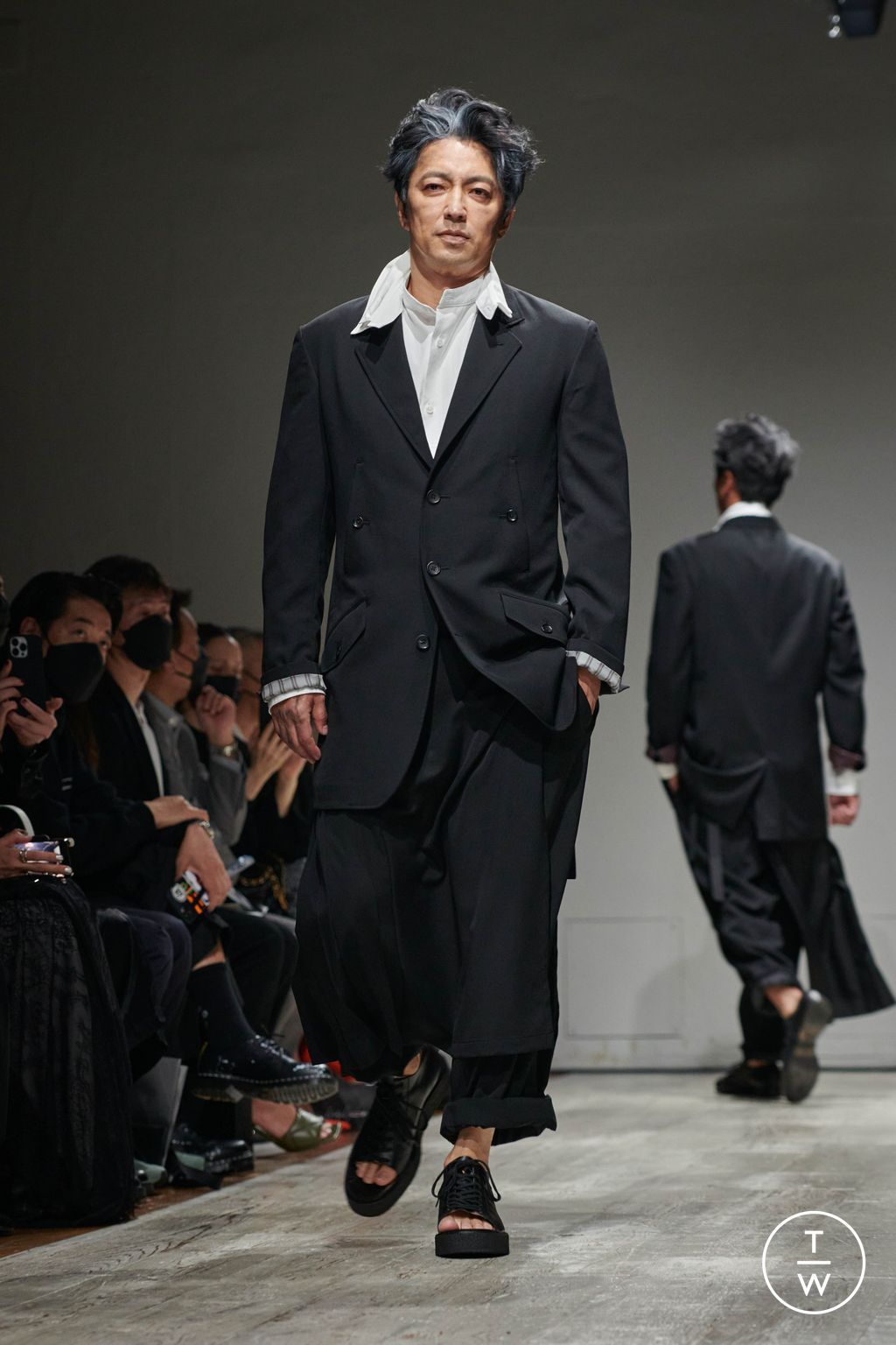 Fashion Week Paris Spring/Summer 2023 look 42 from the Yohji Yamamoto collection menswear
