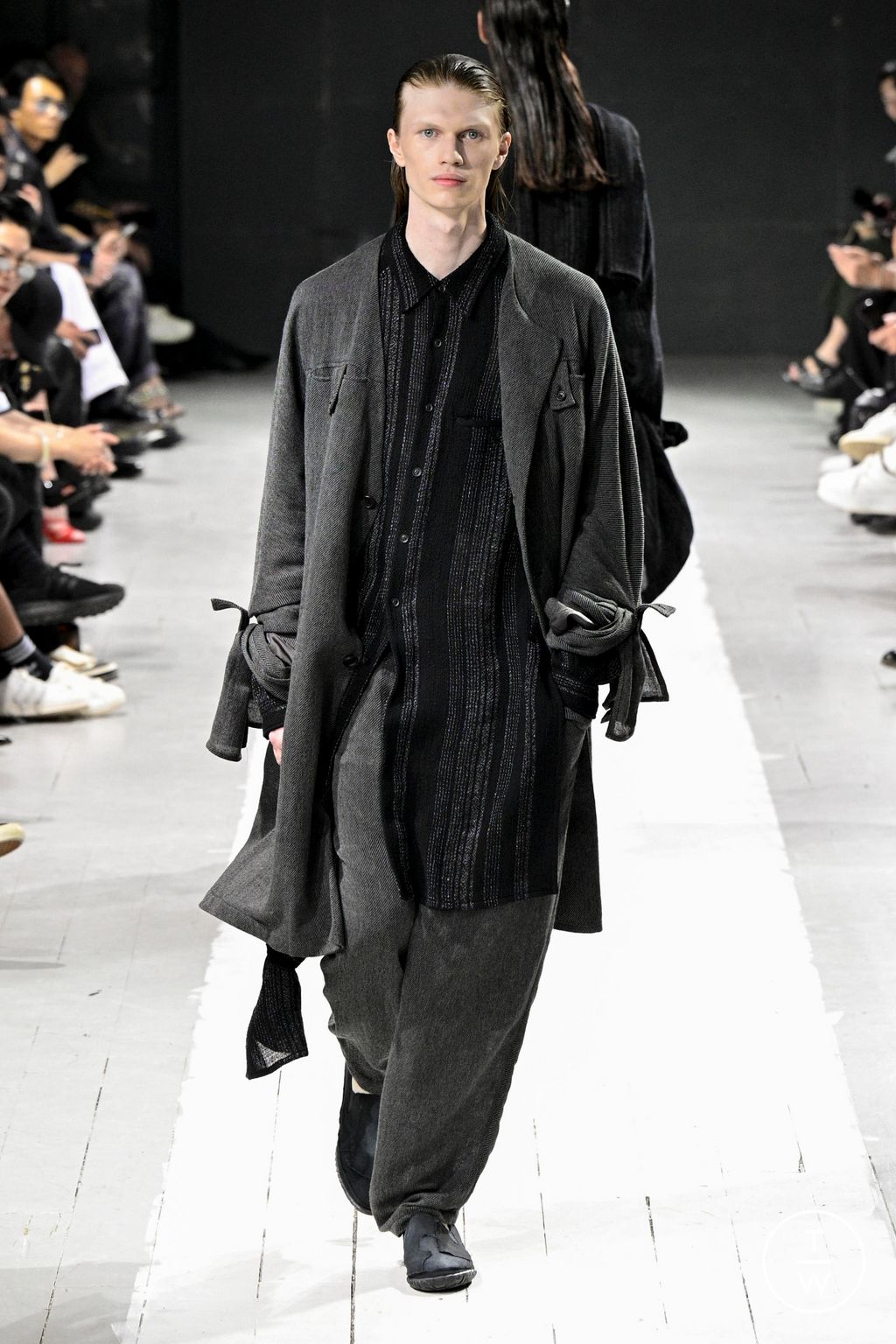 Fashion Week Paris Spring/Summer 2024 look 2 de la collection Yohji Yamamoto menswear