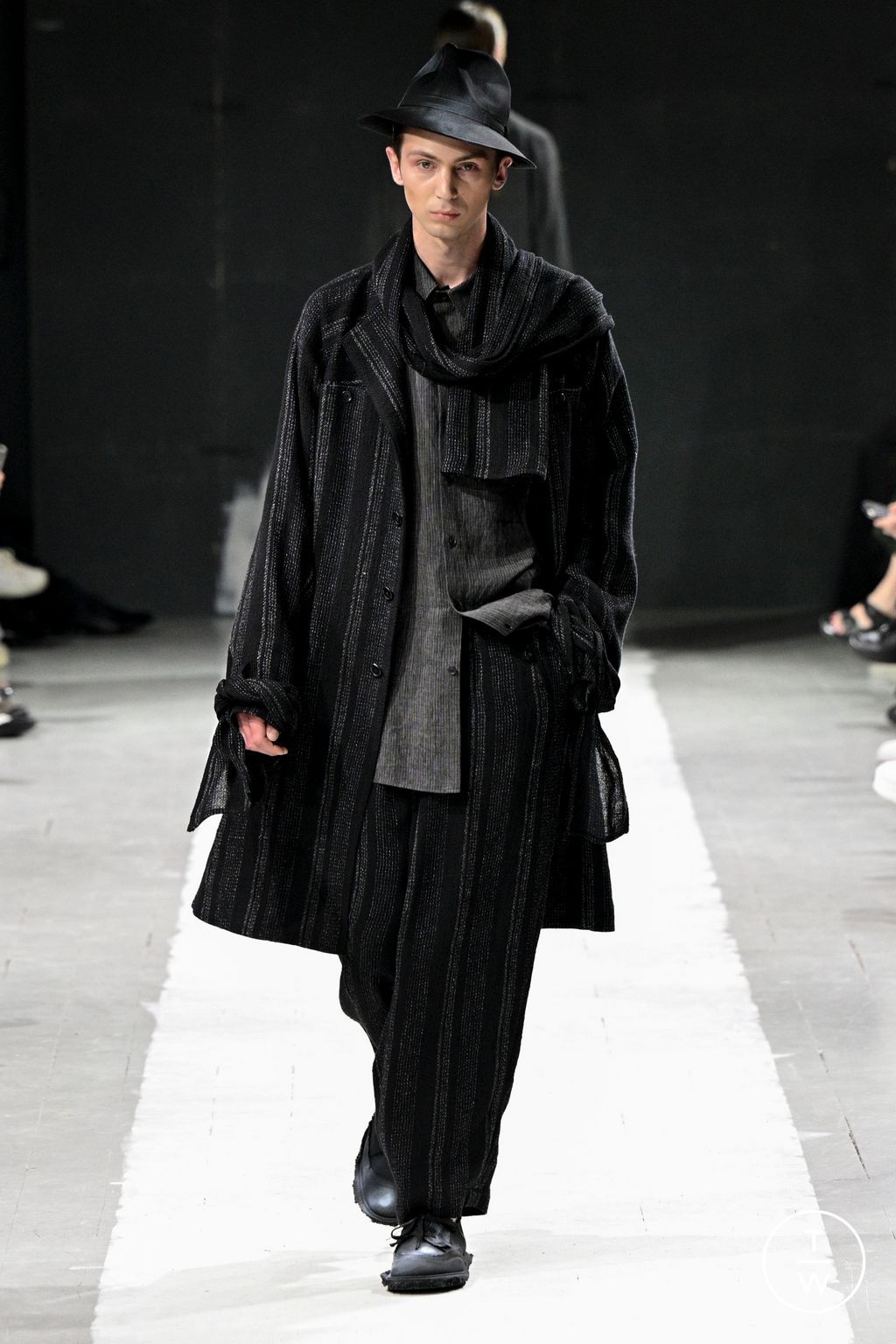 Fashion Week Paris Spring/Summer 2024 look 3 from the Yohji Yamamoto collection menswear