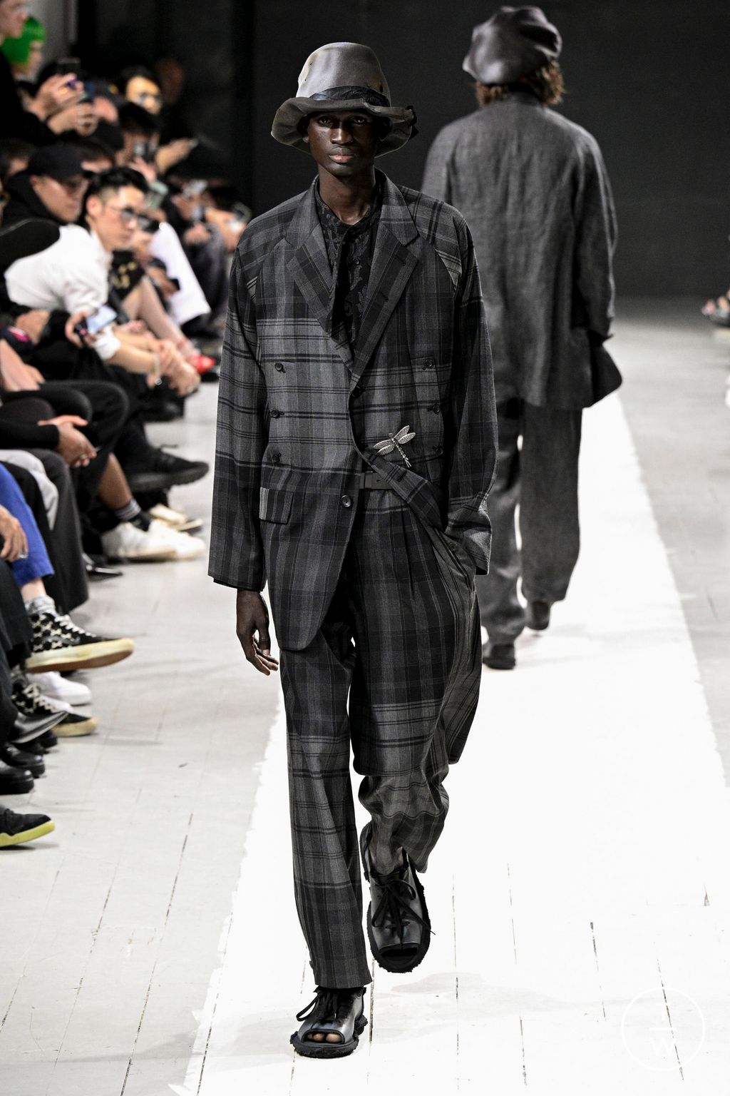 Fashion Week Paris Spring/Summer 2024 look 6 de la collection Yohji Yamamoto menswear