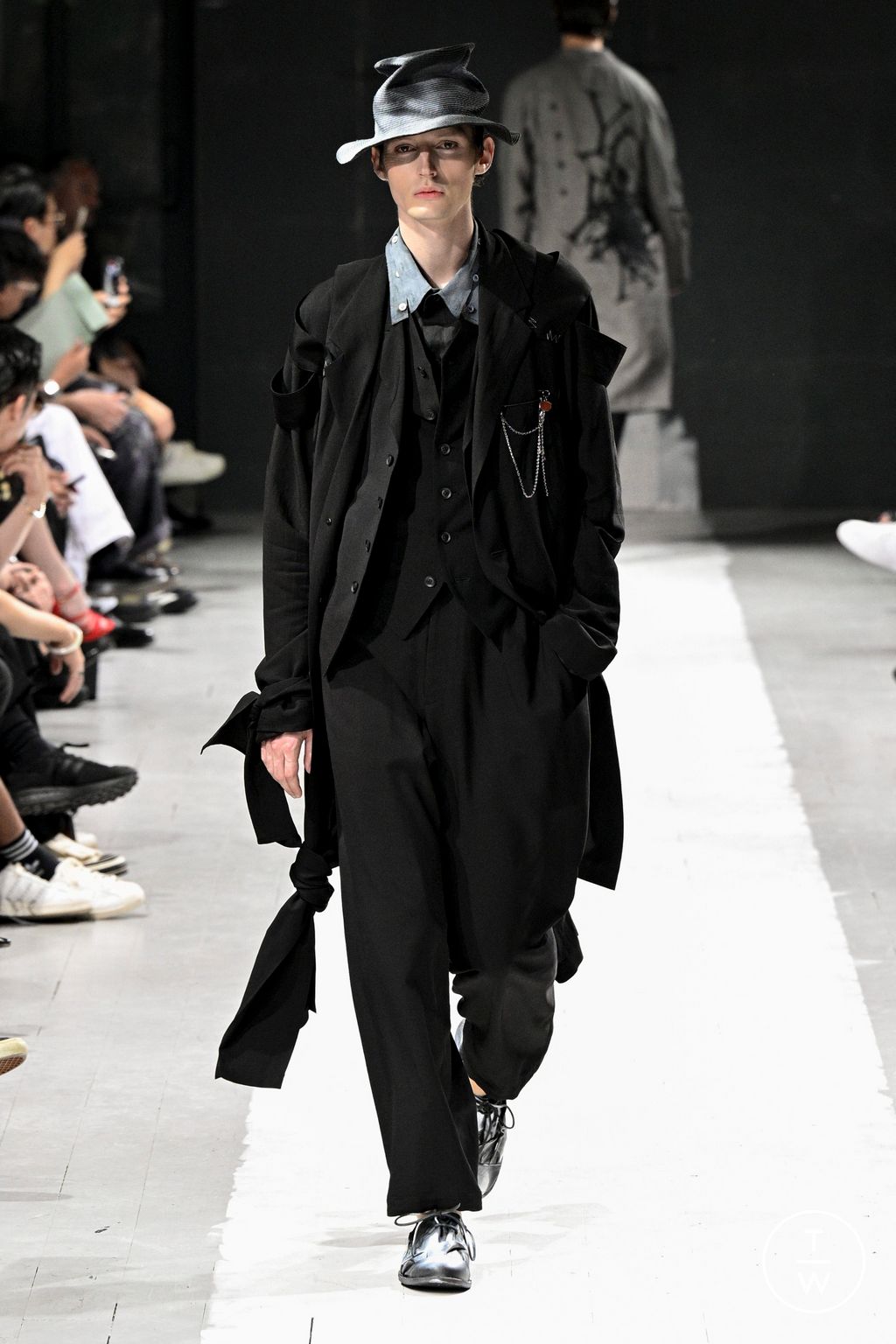 Fashion Week Paris Spring/Summer 2024 look 10 from the Yohji Yamamoto collection menswear