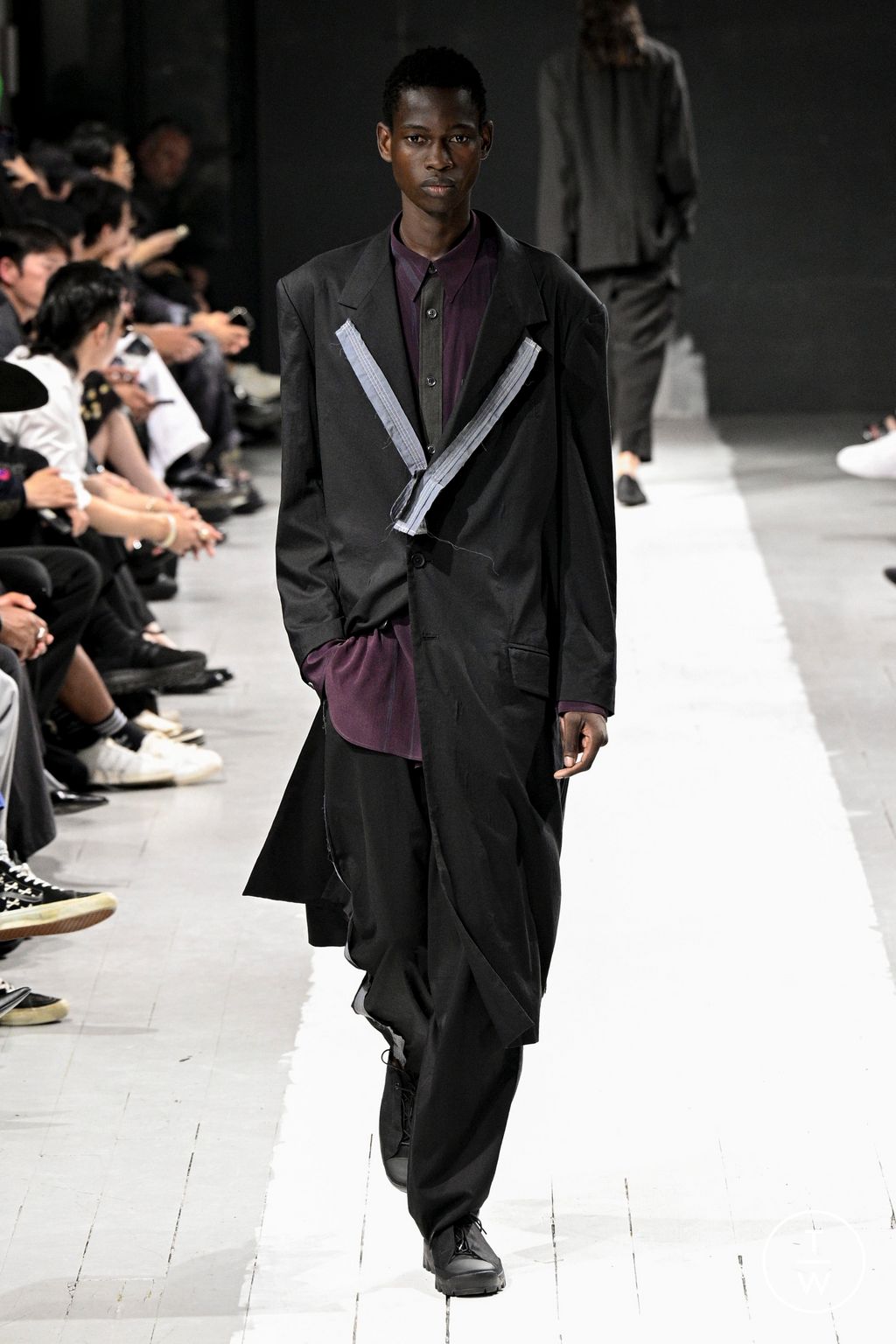 Fashion Week Paris Spring/Summer 2024 look 16 de la collection Yohji Yamamoto menswear