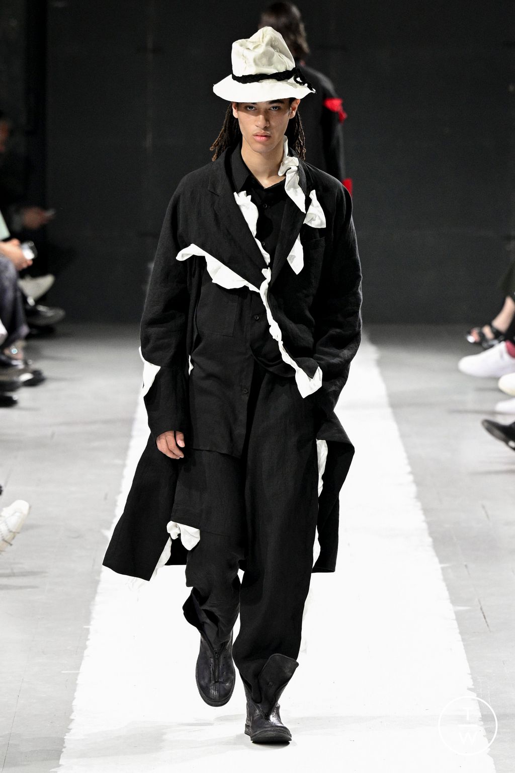 Fashion Week Paris Spring/Summer 2024 look 28 from the Yohji Yamamoto collection menswear