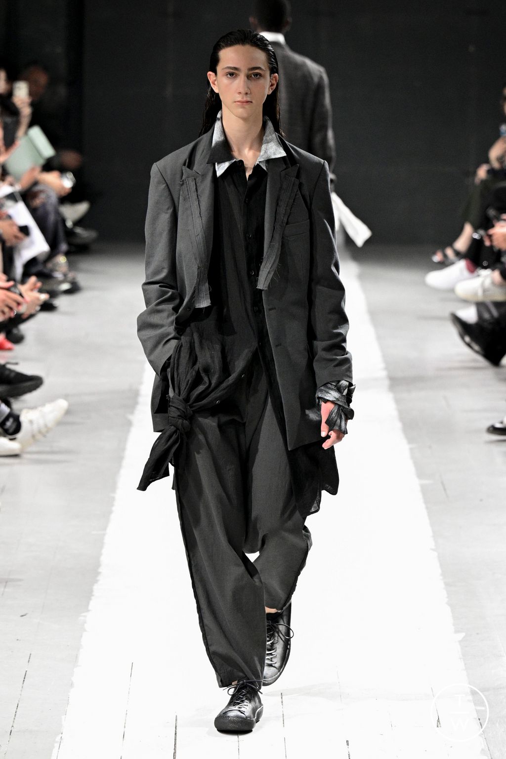 Fashion Week Paris Spring/Summer 2024 look 30 from the Yohji Yamamoto collection menswear