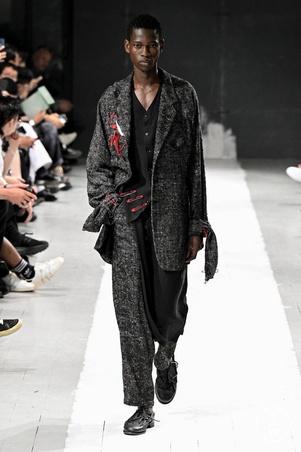 Fashion Week Paris Spring/Summer 2024 look 32 from the Yohji Yamamoto collection menswear
