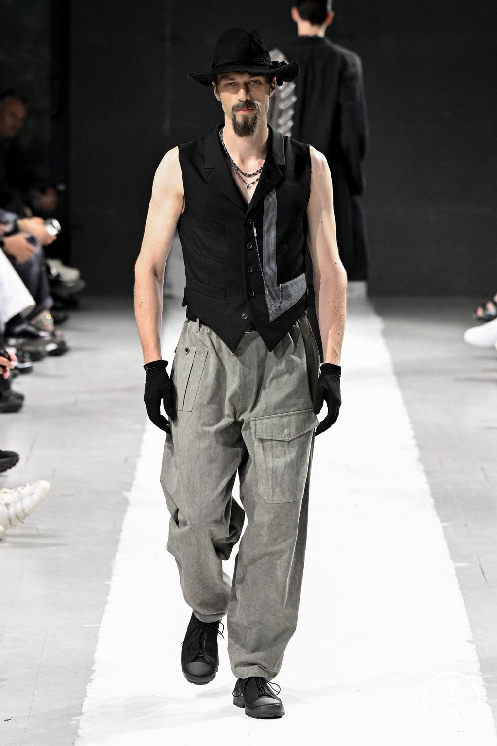 Fashion Week Paris Spring/Summer 2024 look 36 de la collection Yohji Yamamoto menswear