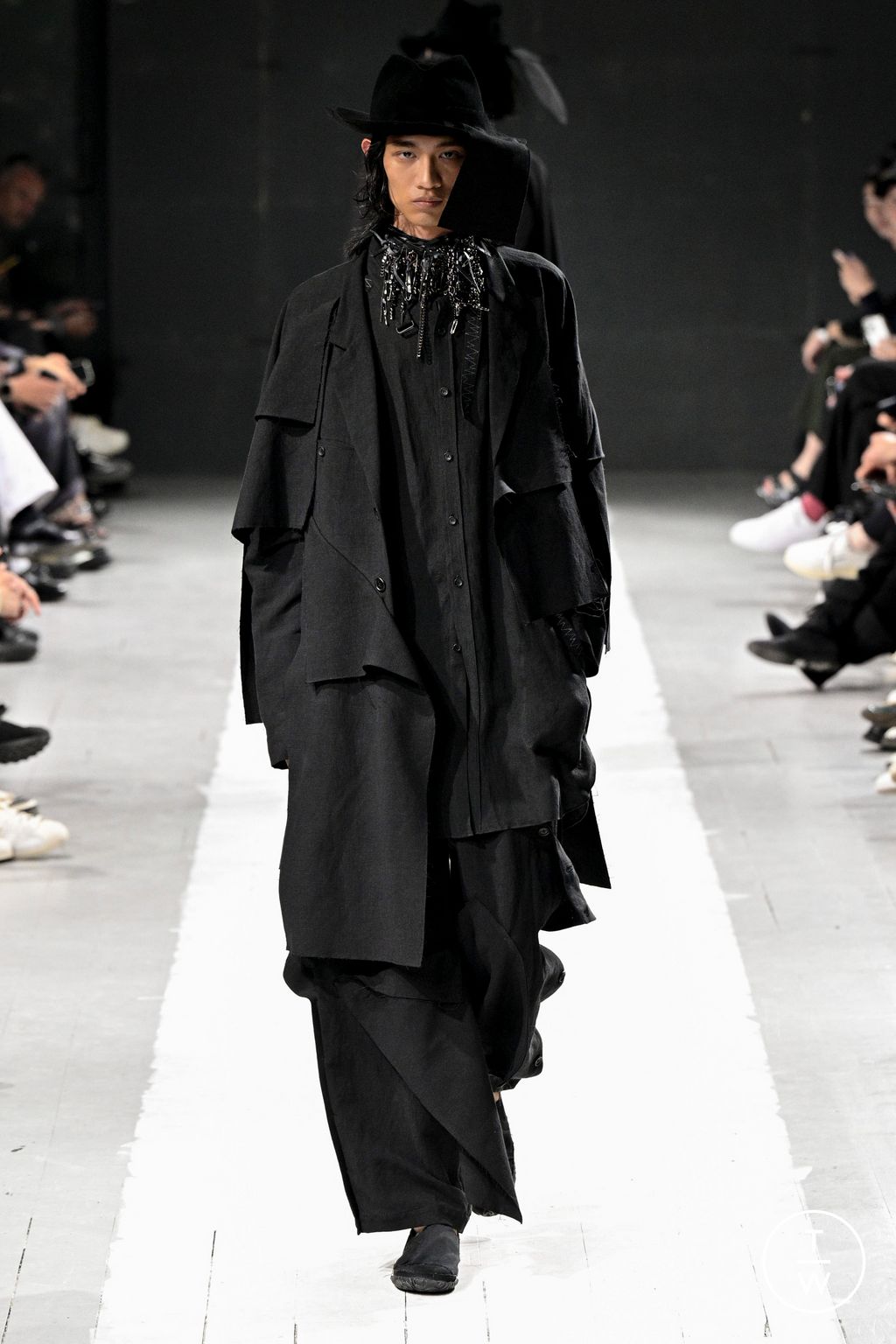 Fashion Week Paris Spring/Summer 2024 look 39 de la collection Yohji Yamamoto menswear