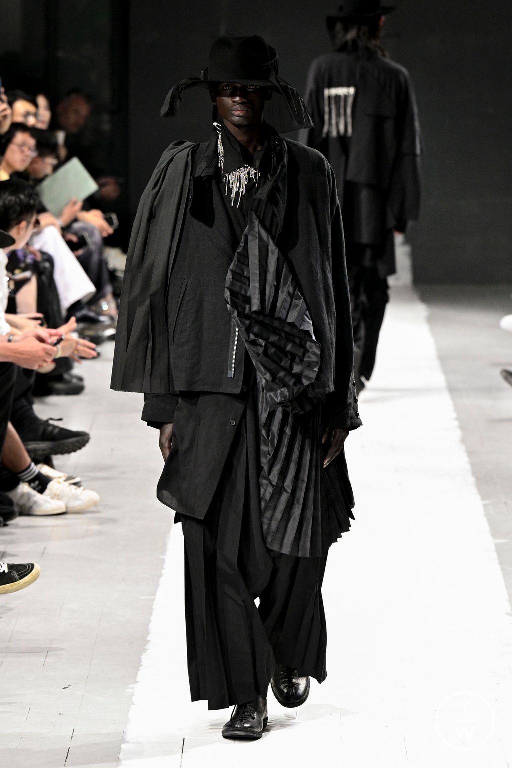 Fashion Week Paris Spring/Summer 2024 look 40 from the Yohji Yamamoto collection 男装