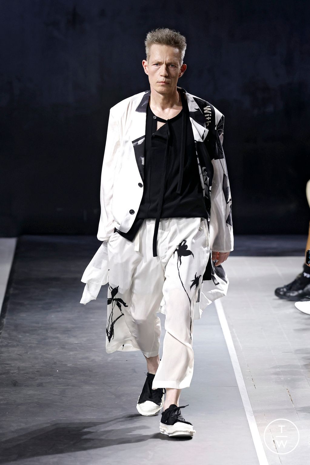 Fashion Week Paris Spring/Summer 2025 look 4 from the Yohji Yamamoto collection menswear