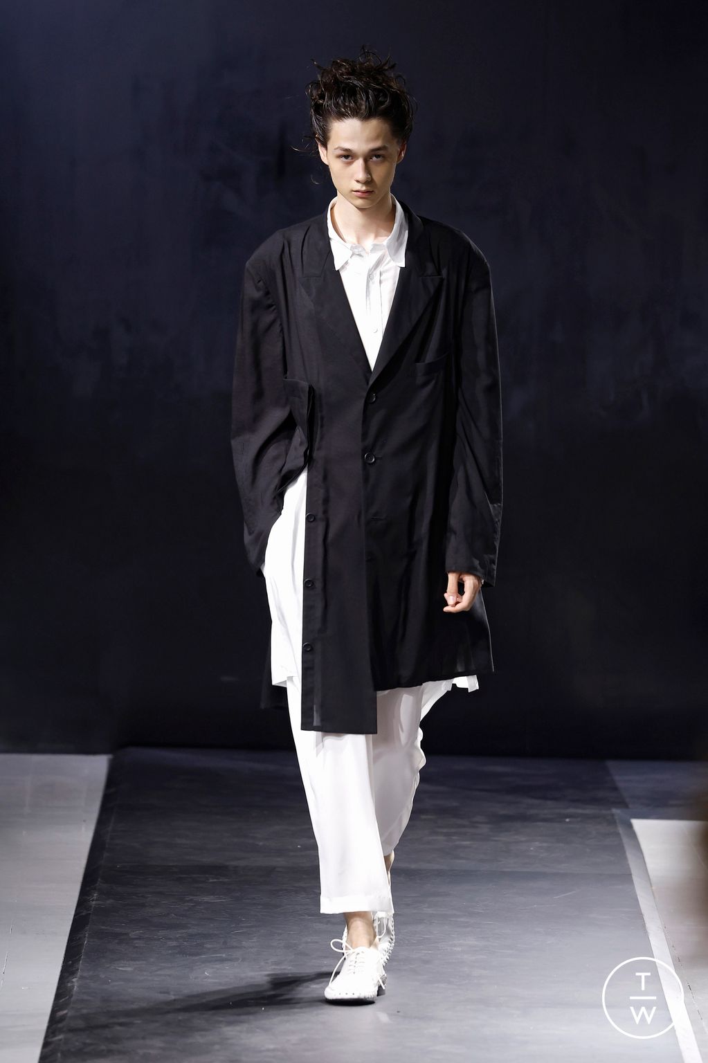 Fashion Week Paris Spring/Summer 2025 look 13 from the Yohji Yamamoto collection menswear