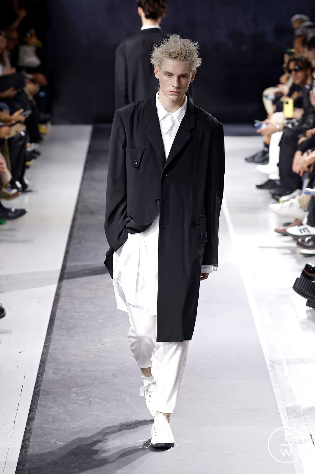 Fashion Week Paris Spring/Summer 2025 look 15 from the Yohji Yamamoto collection menswear