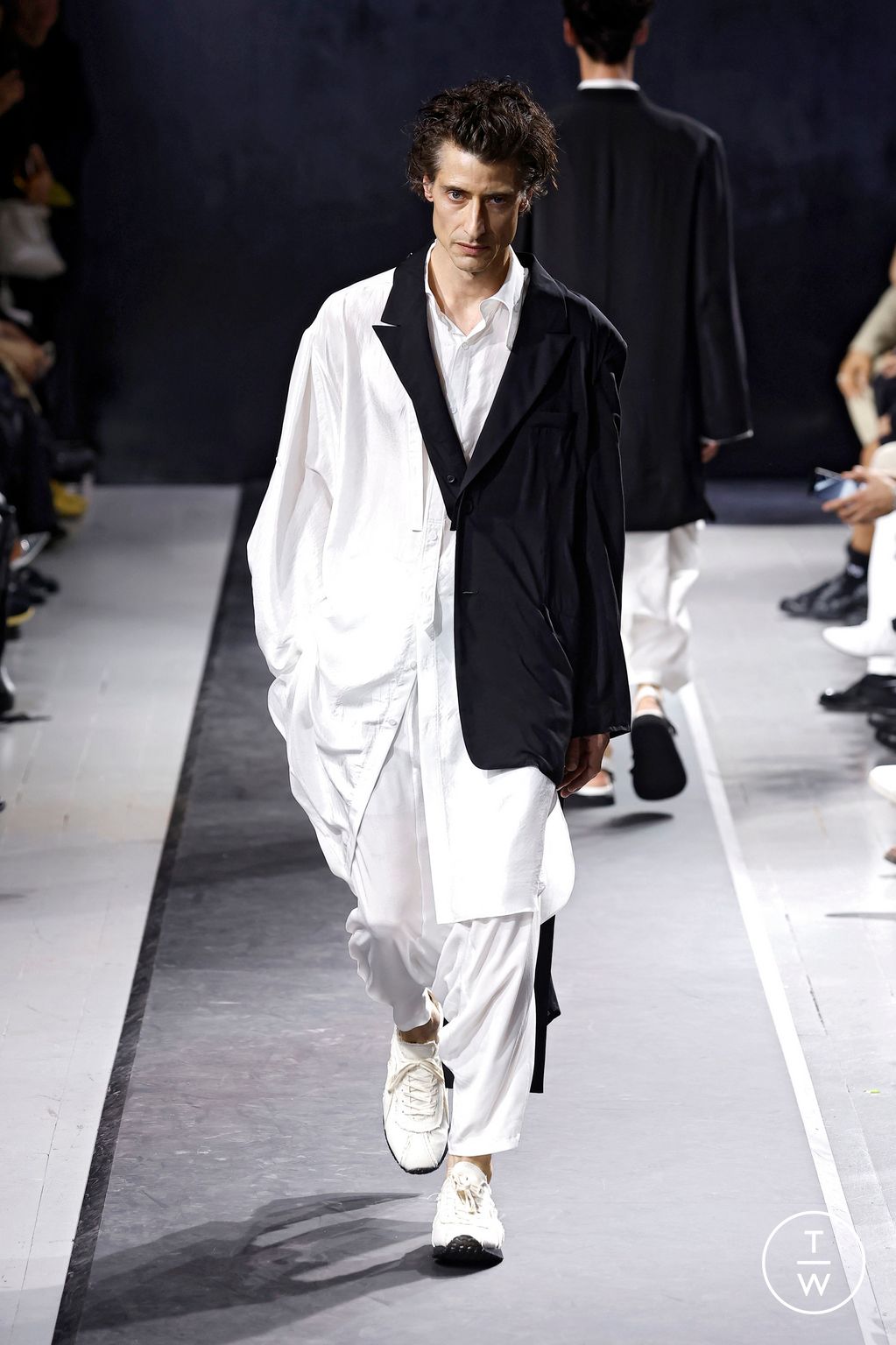 Fashion Week Paris Spring/Summer 2025 look 16 from the Yohji Yamamoto collection 男装