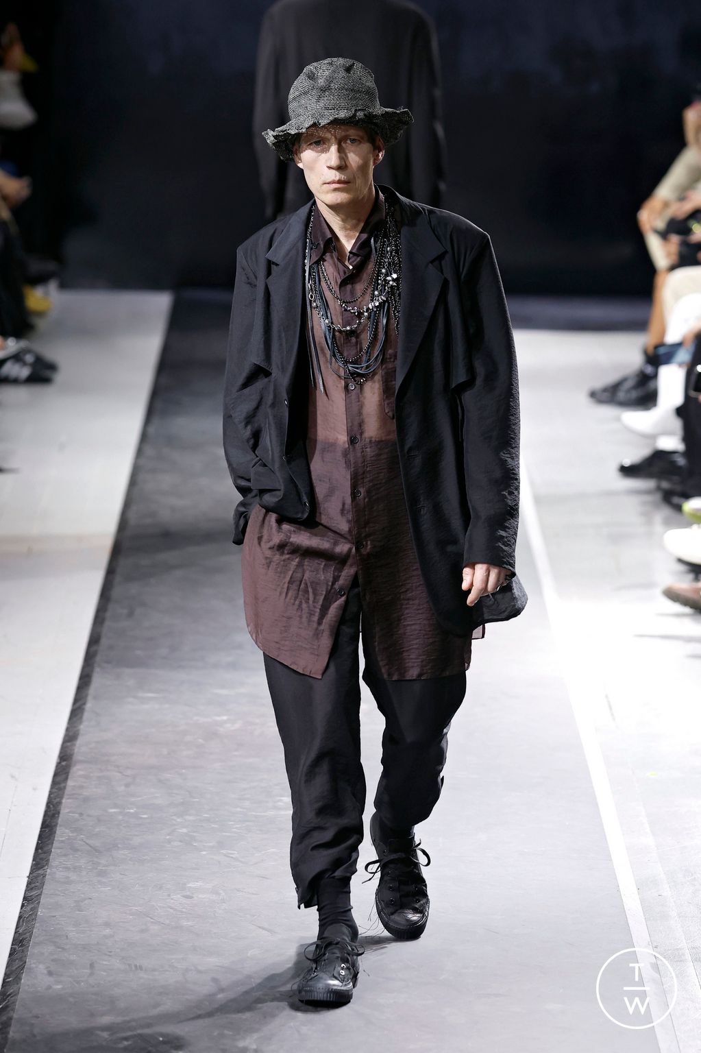 Fashion Week Paris Spring/Summer 2025 look 18 from the Yohji Yamamoto collection menswear
