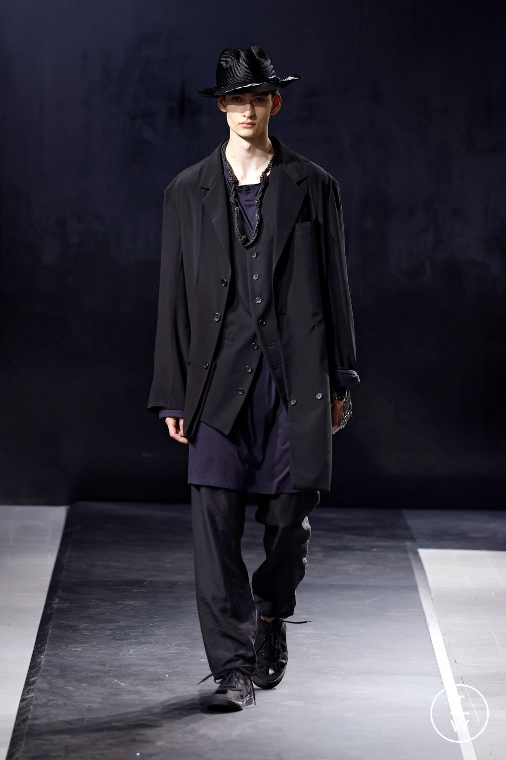 Fashion Week Paris Spring/Summer 2025 look 19 from the Yohji Yamamoto collection 男装