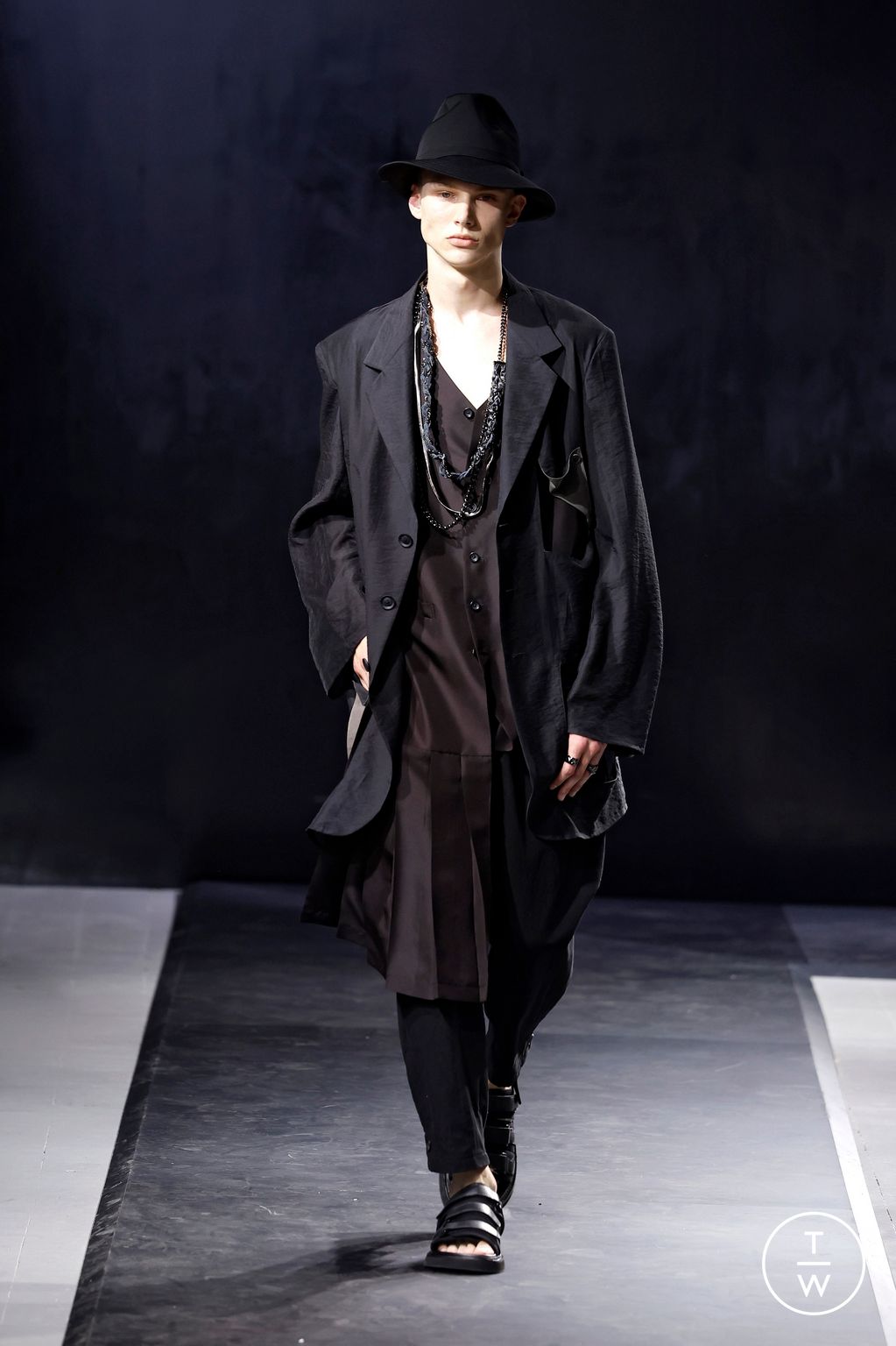 Fashion Week Paris Spring/Summer 2025 look 20 from the Yohji Yamamoto collection menswear