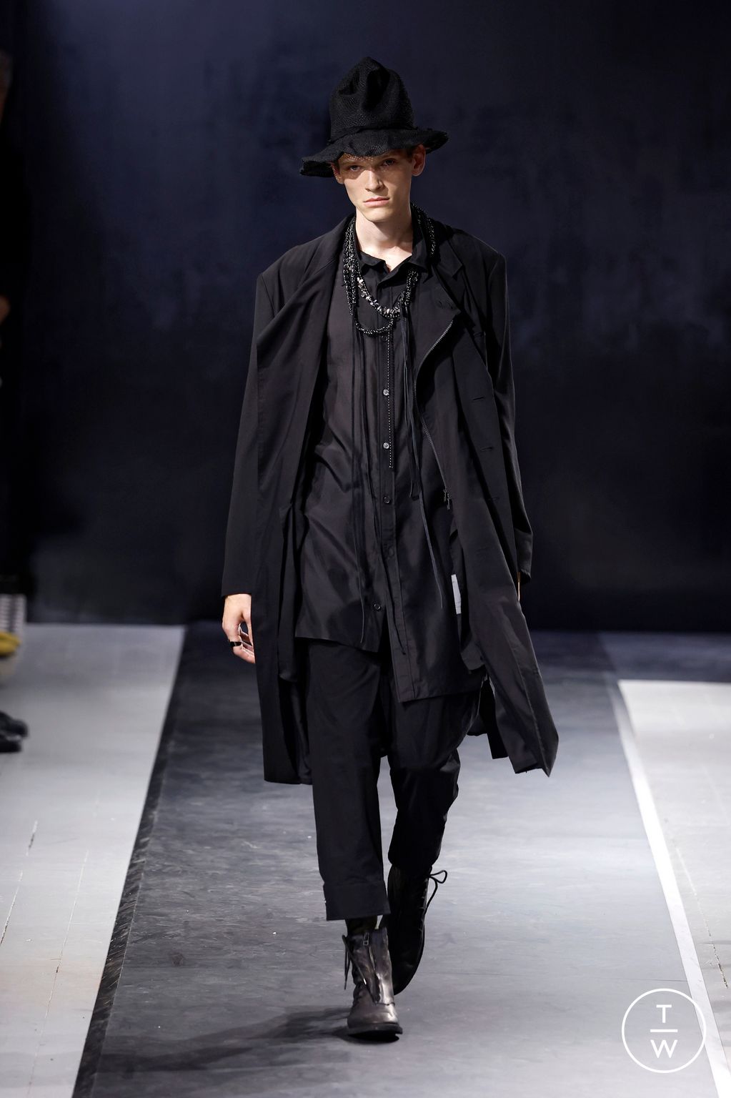 Fashion Week Paris Spring/Summer 2025 look 21 from the Yohji Yamamoto collection menswear