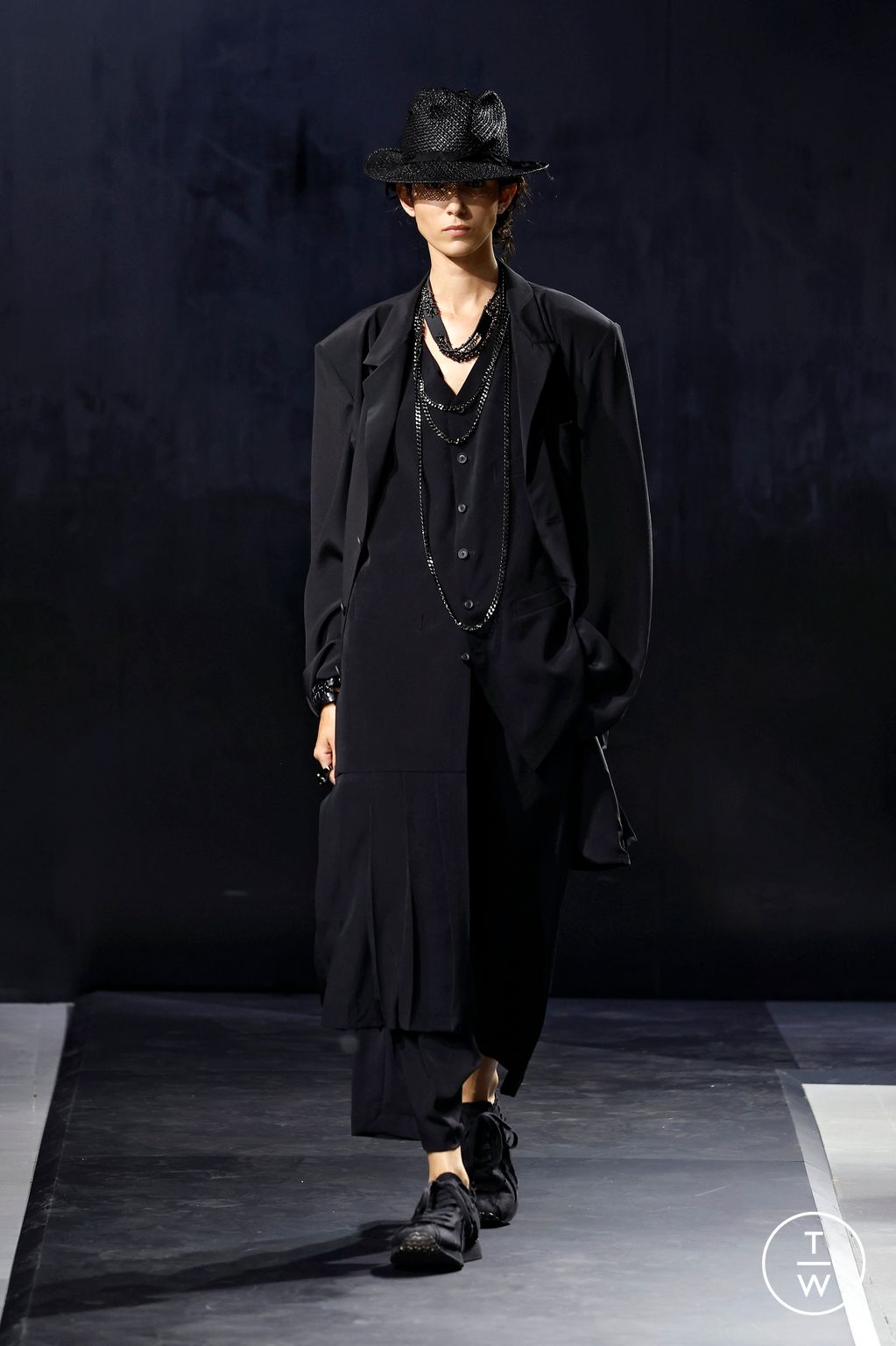Fashion Week Paris Spring/Summer 2025 look 23 from the Yohji Yamamoto collection 男装