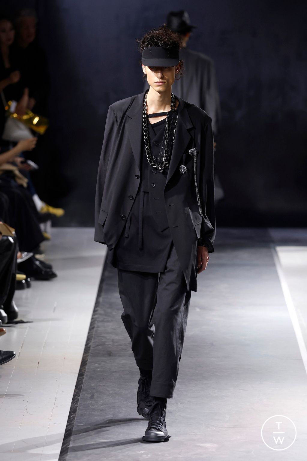 Fashion Week Paris Spring/Summer 2025 look 25 from the Yohji Yamamoto collection menswear