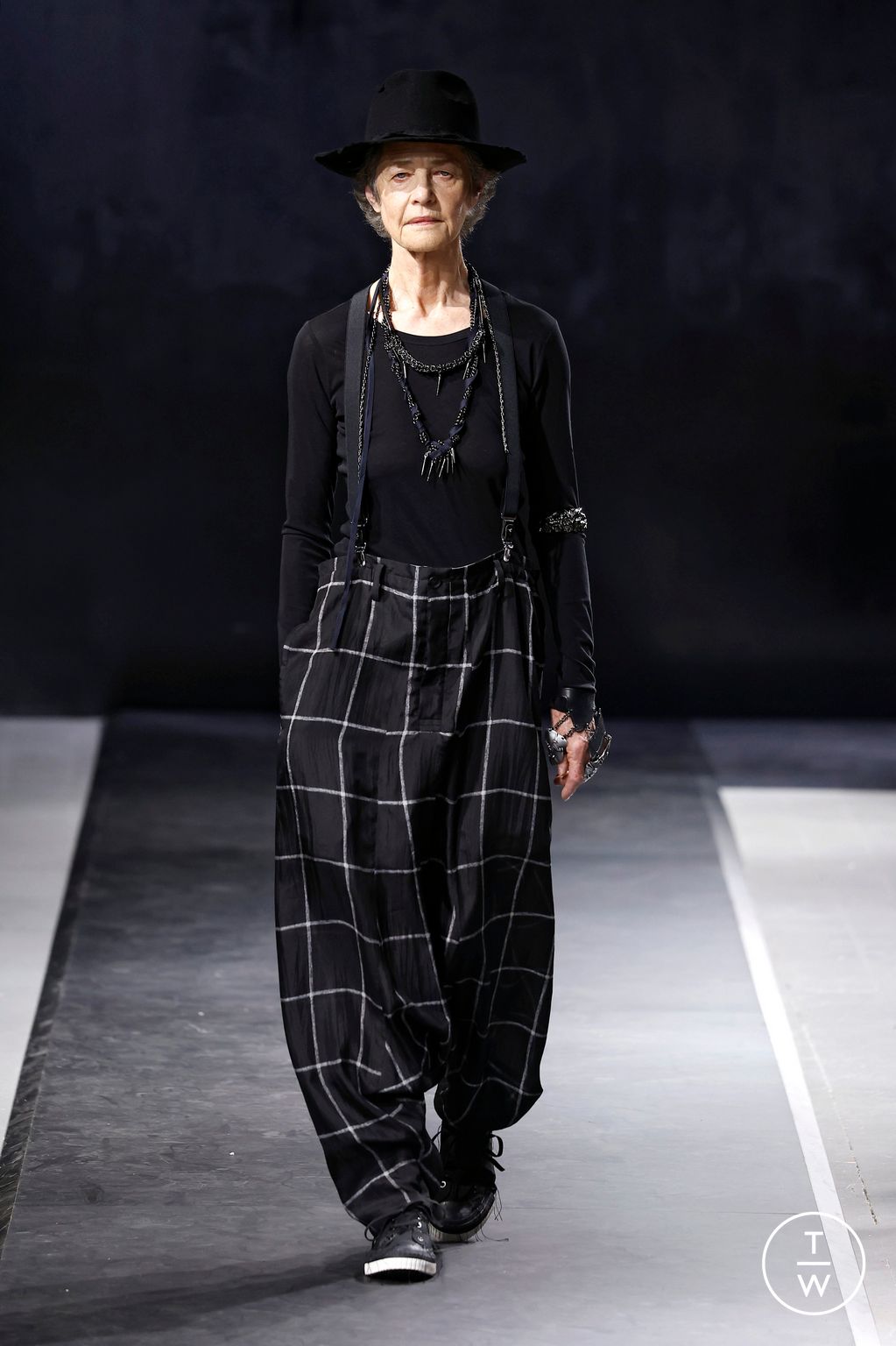 Fashion Week Paris Spring-Summer 2025 look 26 from the Yohji Yamamoto collection 男装