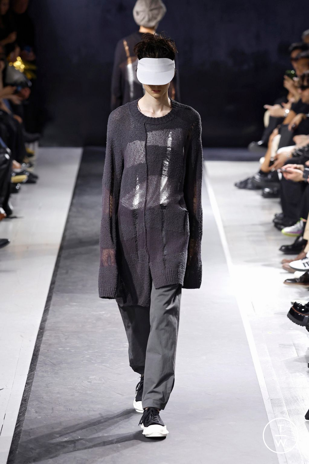 Fashion Week Paris Spring/Summer 2025 look 28 from the Yohji Yamamoto collection 男装