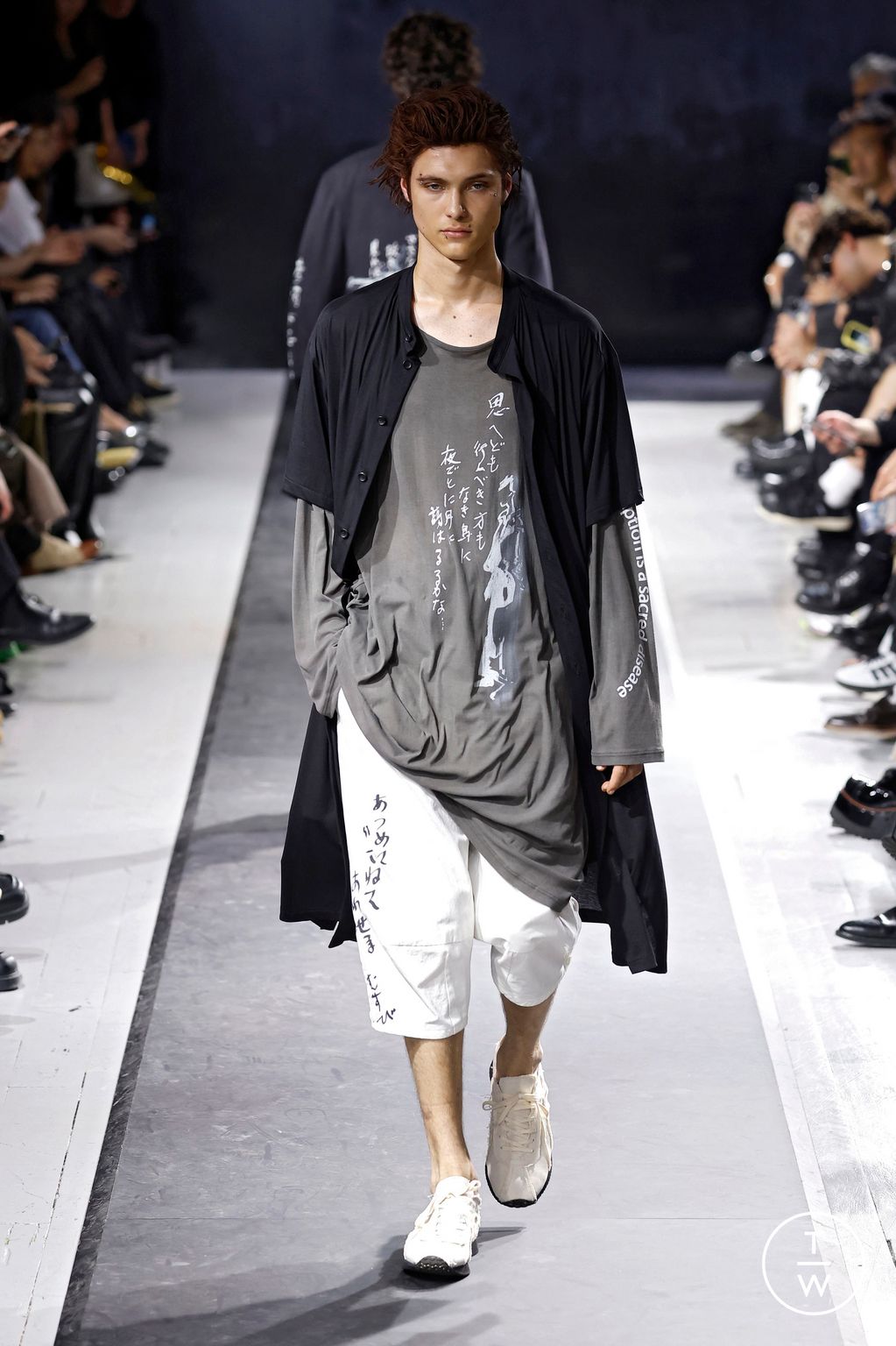 Fashion Week Paris Spring/Summer 2025 look 32 from the Yohji Yamamoto collection menswear
