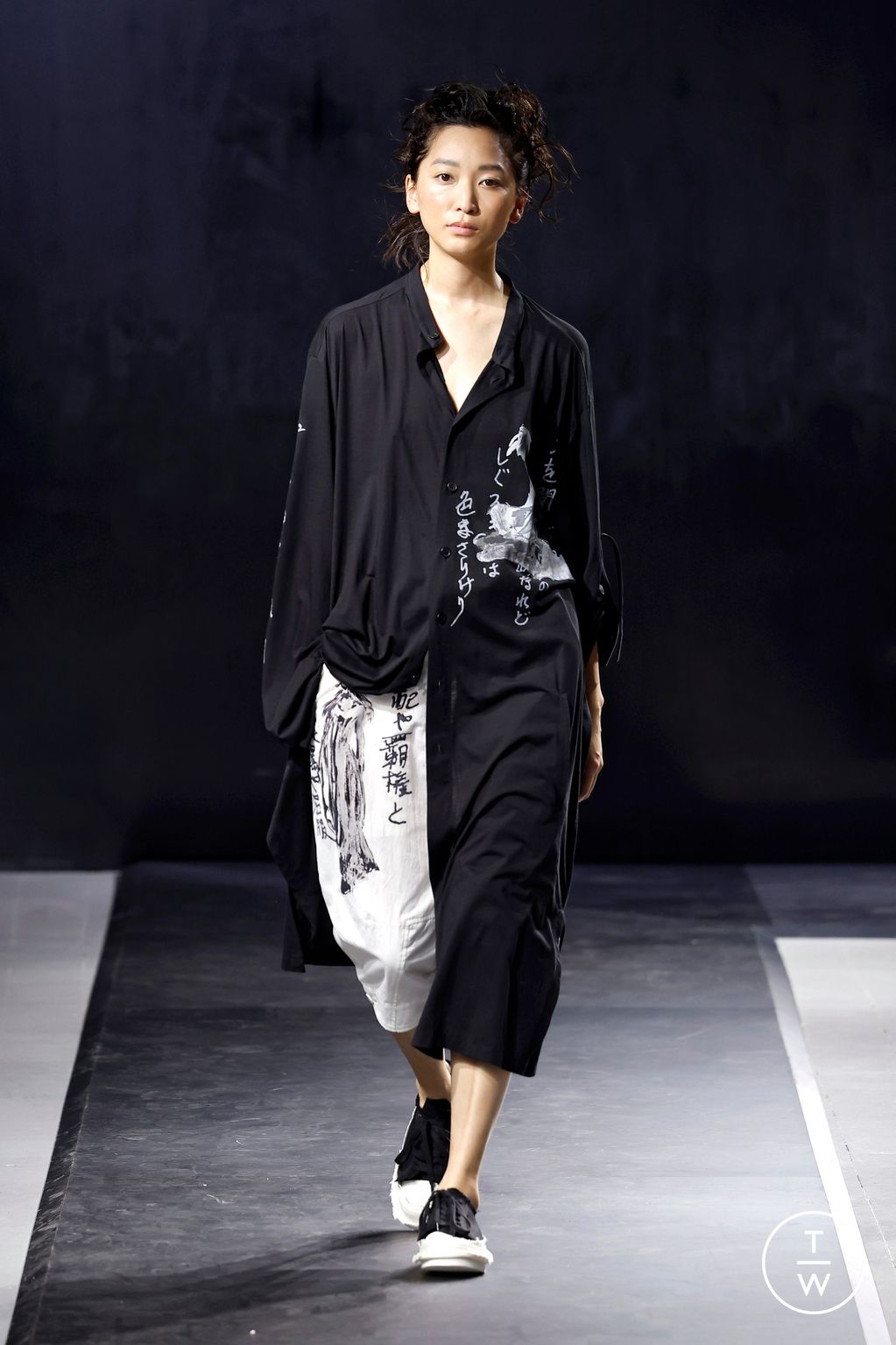 Fashion Week Paris Spring/Summer 2025 look 33 from the Yohji Yamamoto collection menswear