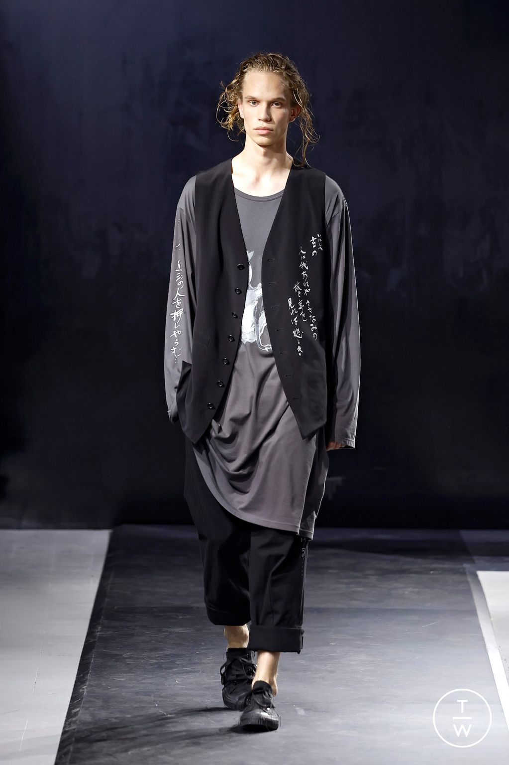 Fashion Week Paris Spring/Summer 2025 look 34 from the Yohji Yamamoto collection menswear
