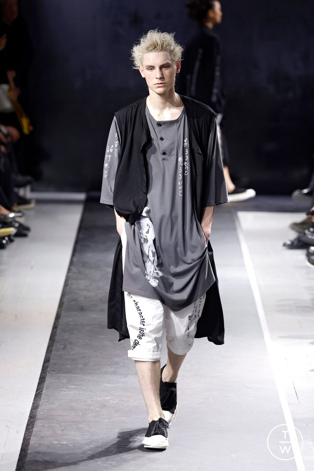 Fashion Week Paris Spring/Summer 2025 look 35 from the Yohji Yamamoto collection menswear