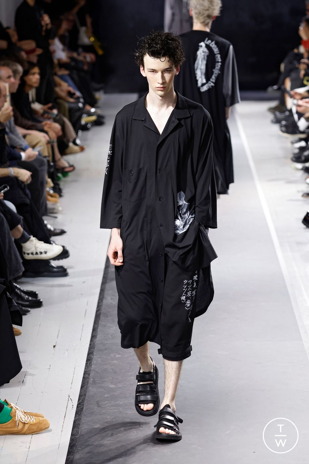 Fashion Week Paris Spring/Summer 2025 look 36 de la collection Yohji Yamamoto menswear