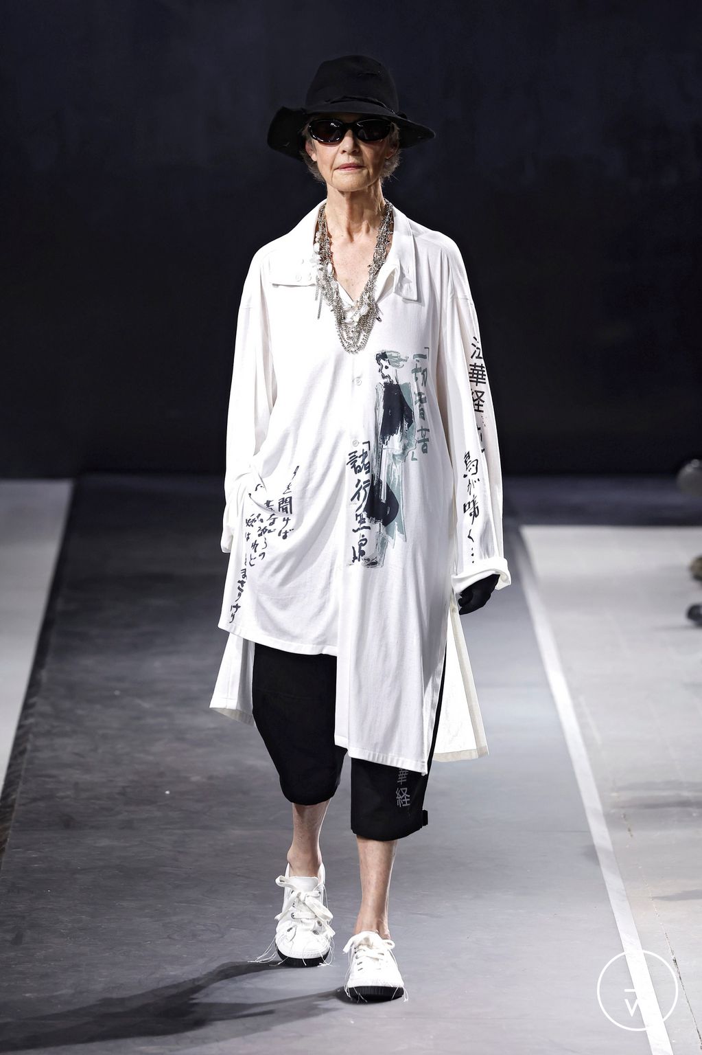 Fashion Week Paris Spring/Summer 2025 look 37 from the Yohji Yamamoto collection menswear