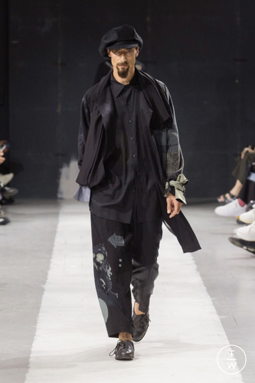 Fashion Week Paris Spring/Summer 2024 look 22 de la collection Yohji Yamamoto menswear