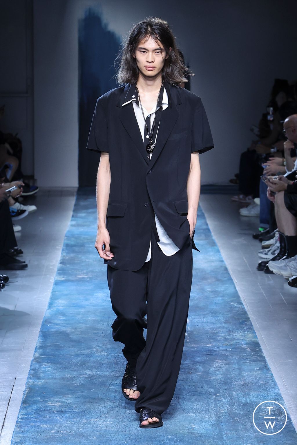 Fashion Week Paris Spring/Summer 2026 look 1 de la collection Yohji Yamamoto menswear
