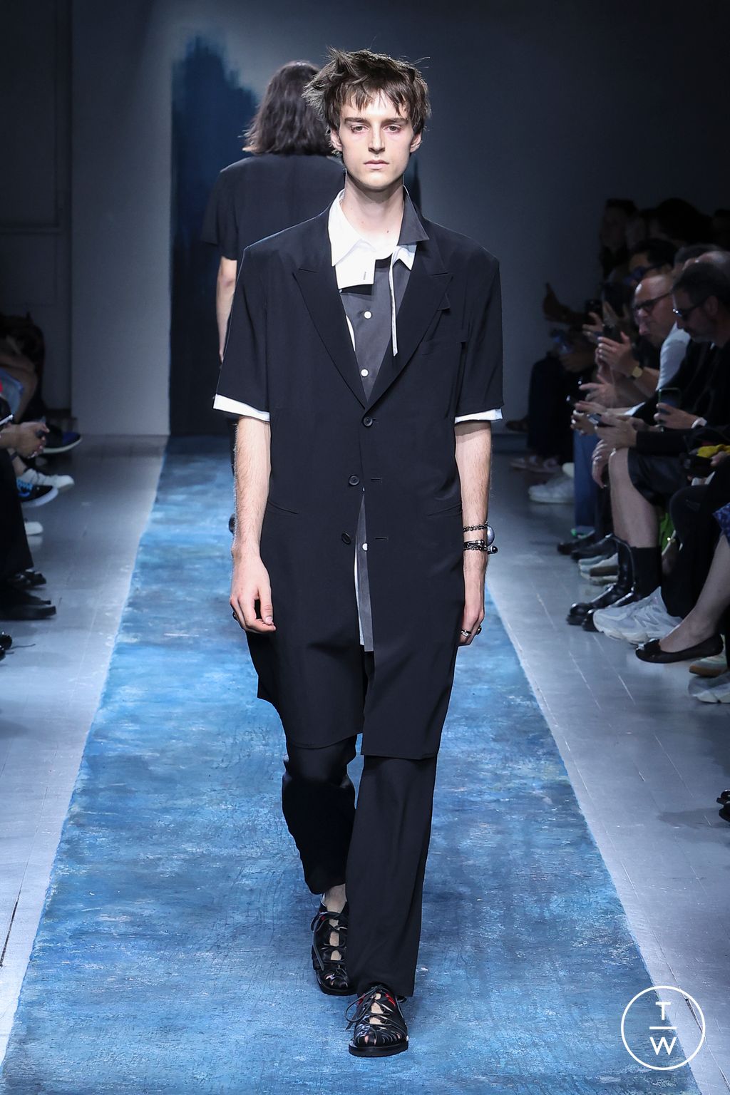 Fashion Week Paris Spring/Summer 2026 look 2 de la collection Yohji Yamamoto menswear