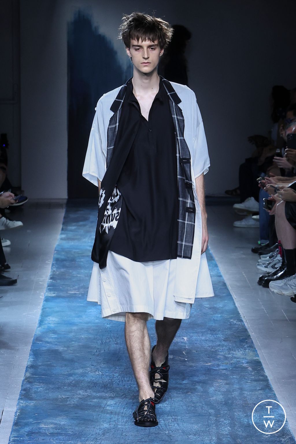 Fashion Week Paris Spring/Summer 2026 look 21 de la collection Yohji Yamamoto menswear